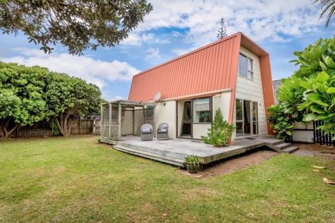 Photo of property in 122 Field Way, Waikanae Beach, Waikanae, 5036