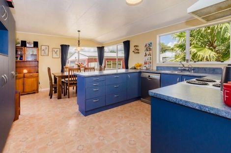 Photo of property in 96 Queens Road, Waikanae Beach, Waikanae, 5036