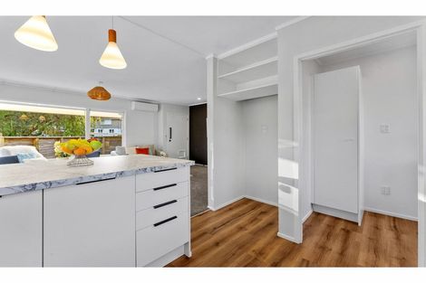 Photo of property in 2/13 Jonathan Place, Sunnynook, Auckland, 0620