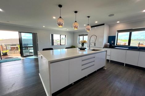 Photo of property in 15 Carn Place, Weymouth, Auckland, 2103