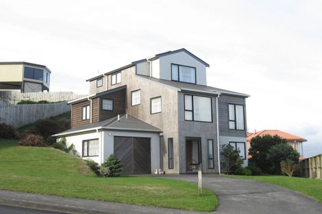 Photo of property in 68 Dress Circle, Newlands, Wellington, 6037