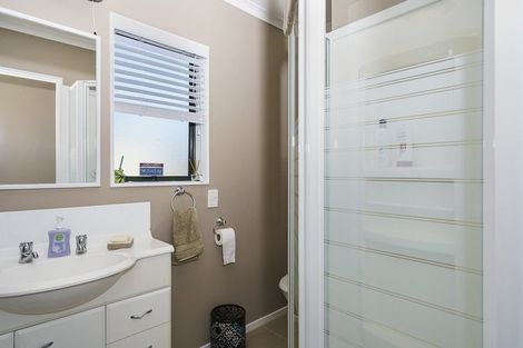 Photo of property in 4 Jasmine Place, Fitzherbert, Palmerston North, 4410