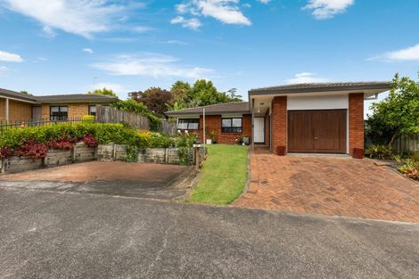 Photo of property in 2/8 Lochend Place, Highland Park, Auckland, 2010