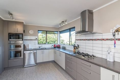 Photo of property in 16 Nugget Grove, Raumati Beach, Paraparaumu, 5032