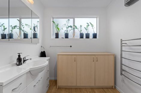 Photo of property in 1/15 Milford Road, Milford, Auckland, 0620