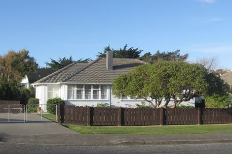 Photo of property in 13 Kapiti Crescent, Titahi Bay, Porirua, 5022