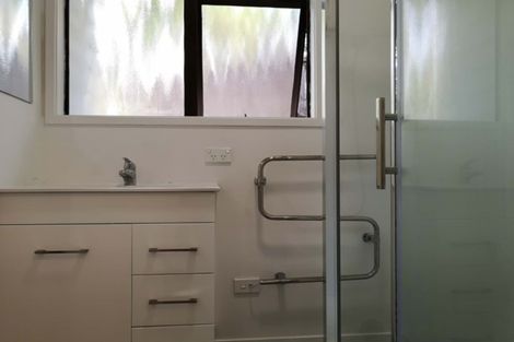 Photo of property in 2/20 Jenanne Place, Totara Vale, Auckland, 0629