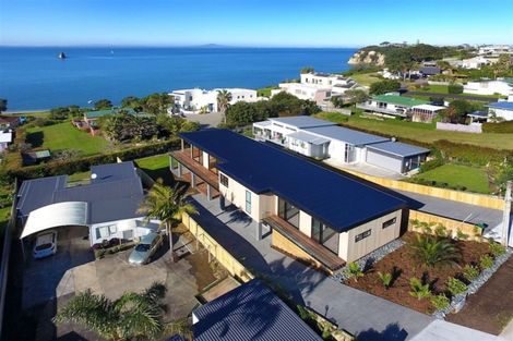 Photo of property in 1043 Whangaparaoa Road, Tindalls Beach, Whangaparaoa, 0930