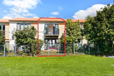 Photo of property in Tuscany Way, 17/3 Ambrico Place, New Lynn, Auckland, 0600