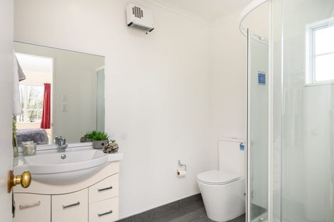 Photo of property in 2 Rosebank Avenue, Kelvin Grove, Palmerston North, 4414