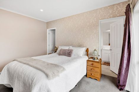 Photo of property in 5 Vardon Way, Waiwhakaiho, New Plymouth, 4312