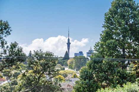 Photo of property in 5 Keystone Avenue, Mount Roskill, Auckland, 1041