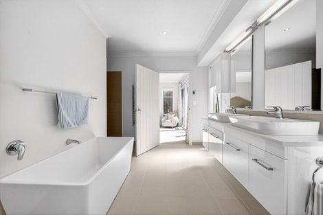 Photo of property in 10 Fairway Drive, Martinborough, 5711