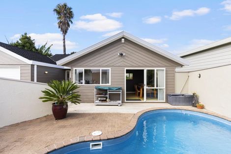 Photo of property in 82 Arran Road, Browns Bay, Auckland, 0630