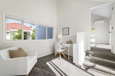 Photo of property in 14 Mcfetridge Place, Hillcrest, Auckland, 0627