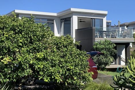 Photo of property in 6b Calder Place, Wai O Taiki Bay, Auckland, 1072