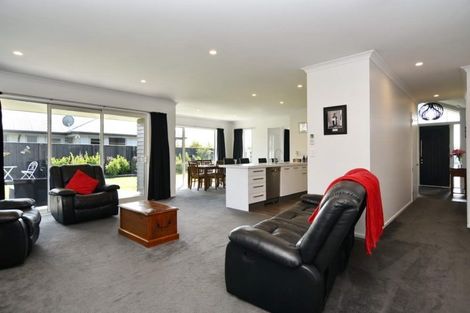 Photo of property in 32 Watkins Drive, Rangiora, 7400