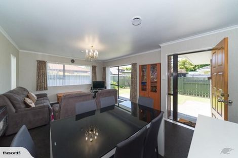 Photo of property in 2 Gregory Close, Palmerston North, 4414