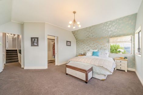 Photo of property in 14 Latham Road, York Bay, Lower Hutt, 5013