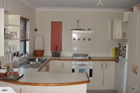 Photo of property in 2/11 Ribbonwood Crescent, Goodwood Heights, Auckland, 2105