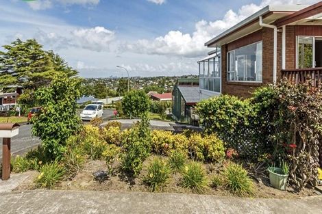 Photo of property in 16 Colin Wild Place, Glenfield, Auckland, 0629