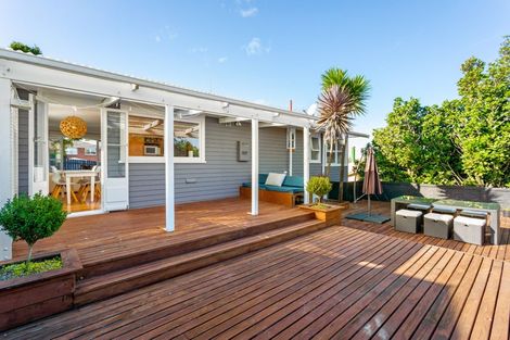 Photo of property in 43 La Rosa Street, Green Bay, Auckland, 0604
