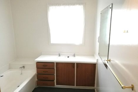 Photo of property in 3/69 Royal View Road, Te Atatu South, Auckland, 0610