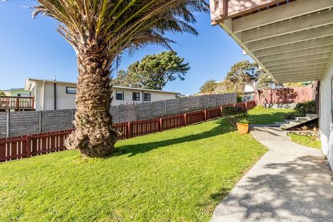 Photo of property in 37 Edgecombe Street, Newlands, Wellington, 6037