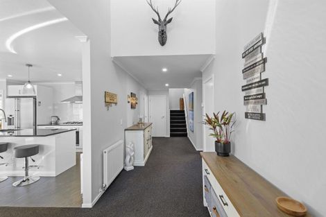 Photo of property in 32 Lanyon Place, Whitby, Porirua, 5024