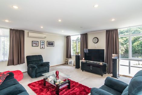 Photo of property in 82 Newlands Road, Newlands, Wellington, 6037