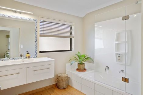 Photo of property in 10 Quadrant Heights, Paraparaumu, 5032