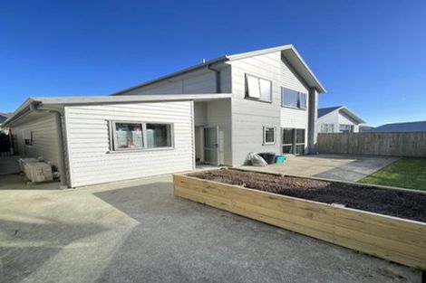 Photo of property in 6 Brindle Way, Newlands, Wellington, 6037