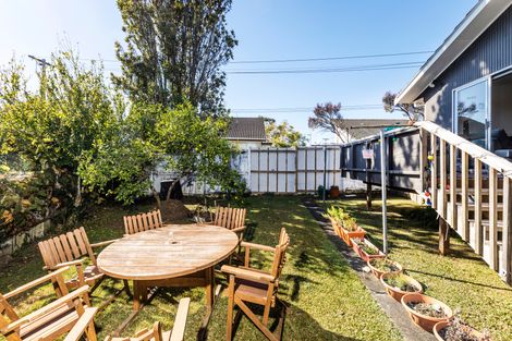 Photo of property in 2/309 Wairau Road, Totara Vale, Auckland, 0627