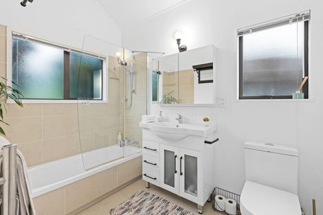 Photo of property in 22 Redfern Lane, Glenfield, Auckland, 0629