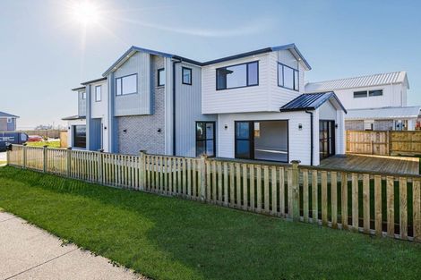 Photo of property in 1 Whata Street, Clarks Beach, 2122