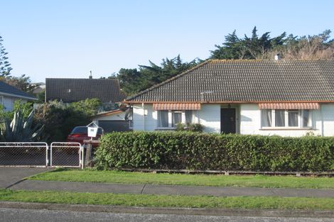 Photo of property in 15 Kapiti Crescent, Titahi Bay, Porirua, 5022