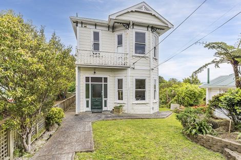 Photo of property in 30 Apuka Street, Brooklyn, Wellington, 6021