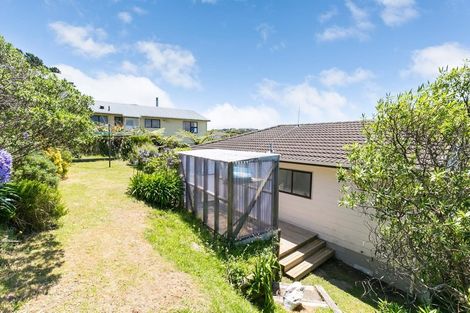 Photo of property in 11 Fernhaven Grove, Newlands, Wellington, 6037