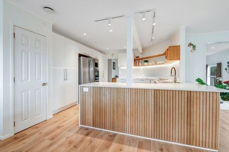 Photo of property in 8 Unsworth Drive, Unsworth Heights, Auckland, 0632