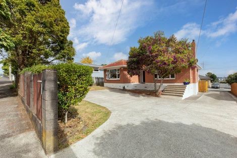 Photo of property in 35 Sturges Road, Henderson, Auckland, 0612