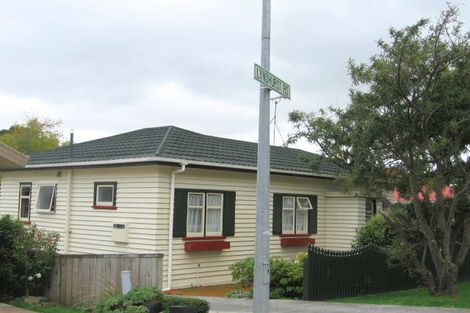 Photo of property in 8 Lyndhurst Road, Tawa, Wellington, 5028