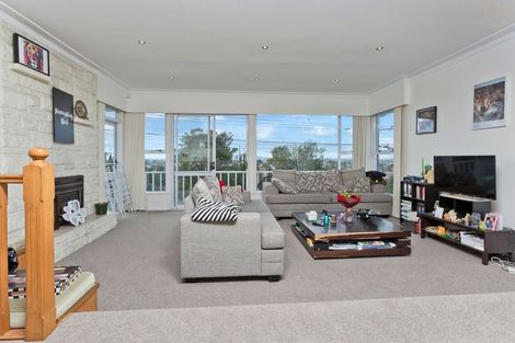 Photo of property in 27 Chivalry Road, Glenfield, Auckland, 0629