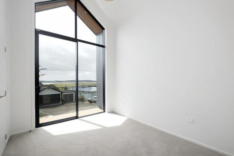 Photo of property in 27a Dawnhaven Drive, Te Atatu Peninsula, Auckland, 0610