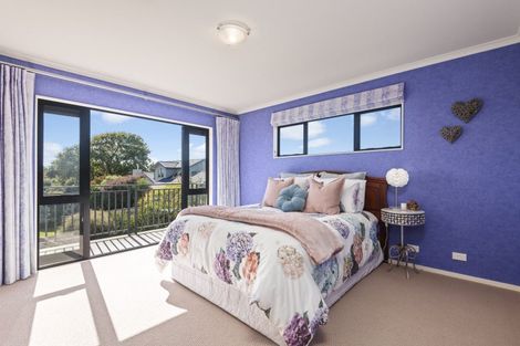 Photo of property in 8 La Lena Grove, Fitzherbert, Palmerston North, 4410