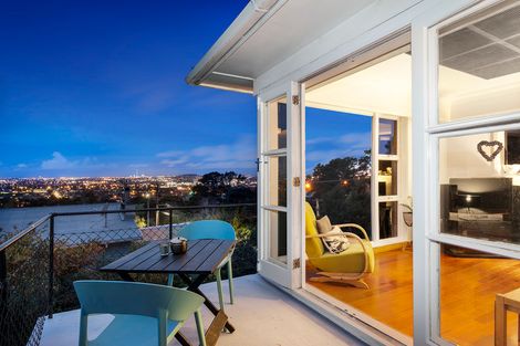 Photo of property in 8 Fairmount Road, Titirangi, Auckland, 0604