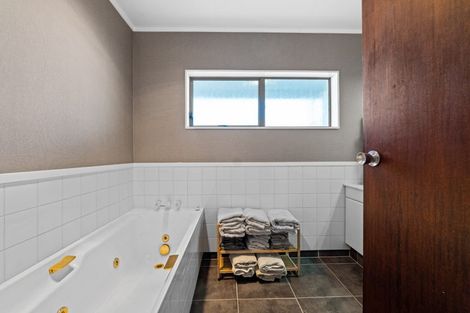 Photo of property in 15 Quin Crescent, Hawera, 4610