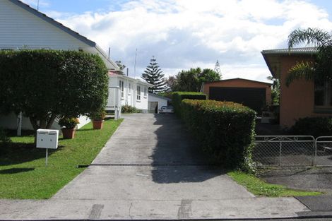 Photo of property in 5b Springbank Lane, Te Atatu Peninsula, Auckland, 0610