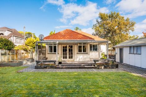 Photo of property in 27 Pahiatua Street, Hokowhitu, Palmerston North, 4410