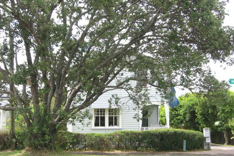Photo of property in 2 Waterview Road, Stanley Point, Auckland, 0624