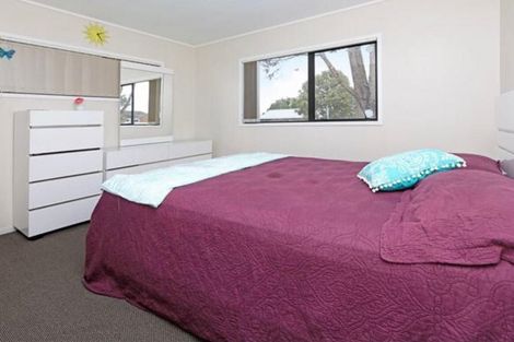 Photo of property in 1/2 Senecio Place, Weymouth, Auckland, 2103